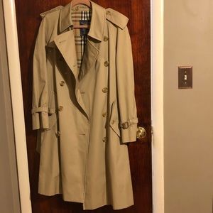 Men’s small England Burberry’s khaki trench coat